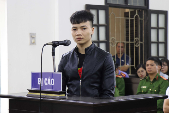 Bị cáo Ngô Bá Khá tại phiên xét xử. (Ảnh: Thanh Thương/TTXVN) Bắc Ninh: Án phạt nghiêm minh với "Khá Bảnh" và các đồng phạm ảnh 1