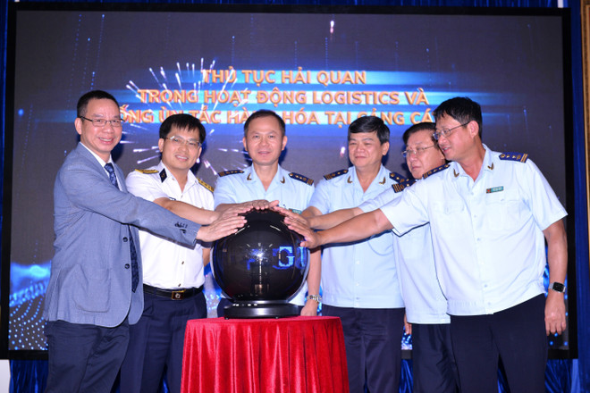 Lãnh đạo Cục Hải quan Thành phố Hồ Chí Minh, Tổng công ty Tân Cảng Sài Gòn, Hiệp Hội doanh nghiệp, Hiệp Hội Logistics thực hiện nghi thức khai trương Đề án. (Ảnh: Anh Tuấn/TTXVN) Thành phố Hồ Chí Minh thông quan hàng hóa ngay tại cầu cảng ảnh 1