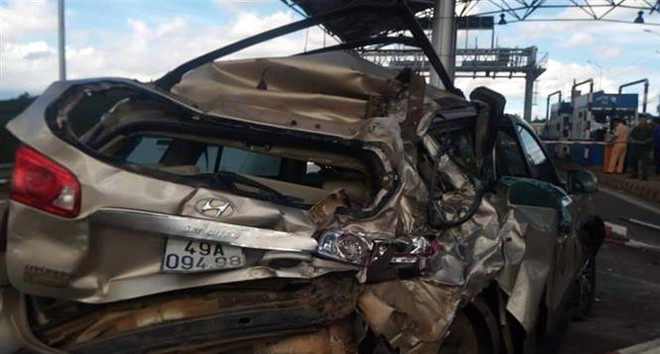 Xe khách đâm bẹp dúm đuôi xe 7 chỗ, 3 người nhập viện ảnh 1