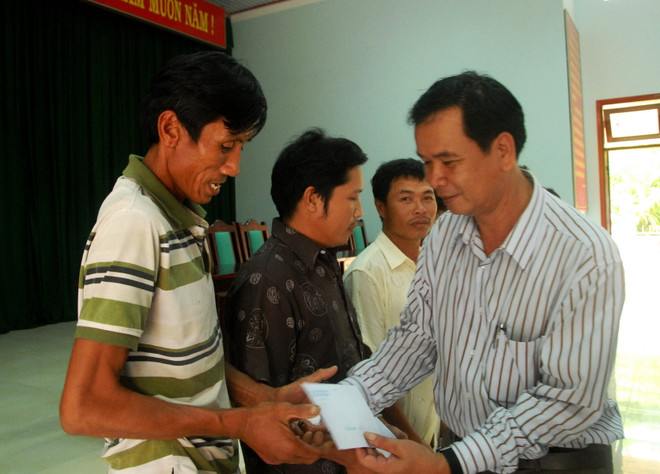 Quảng Ngãi: Thăm hỏi và hỗ trợ 32 ngư dân gặp nạn trên biển ảnh 1