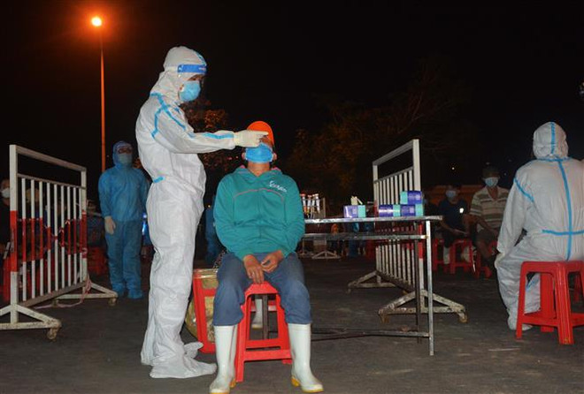 Đà Nẵng phong tỏa cảng cá Thọ Quang, xuyên đêm xét nghiệm SARS-CoV-2 ảnh 1