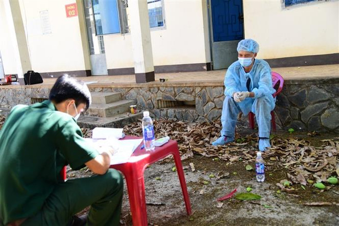 (Ảnh minh họa: TTXVN phát) Khởi tố 3 tài xế chở 15 người Trung Quốc xuất cảnh trái phép ảnh 1