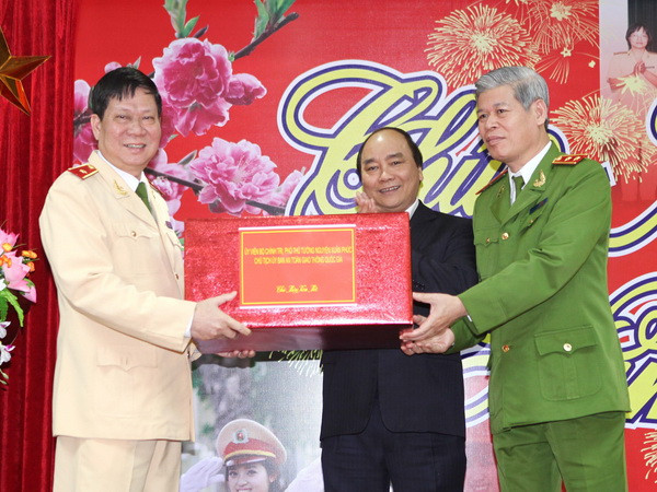 Phó Thủ tướng Nguyễn Xuân Phúc tặng quà Tết cán bộ, chiến sỹ Cục Cảnh sát Giao thông đường bộ-đường sắt (Bộ Công an). (Ảnh: Doãn Tấn/TTXVN) Phó Thủ tướng thăm và chúc Tết lực lượng công an ảnh 1
