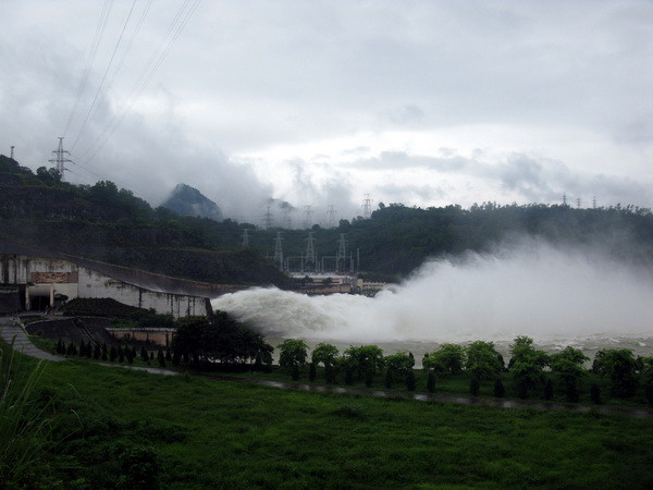 Thủy điện Hòa Bình sẽ mở thêm 1 cửa xả đáy vào 10 giờ sáng 21/7 ảnh 1