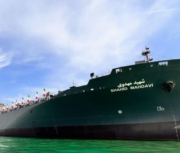 Iran hạ thủy tàu chiến và tàu cao tốc phóng tên lửa tự sản xuất ảnh 1