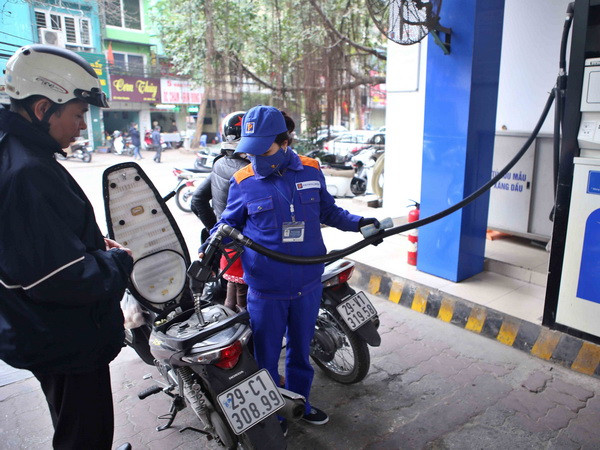 Petrolimex "khuyến mại tri ân" giảm giá 300-400 đồng mỗi lít xăng ảnh 1