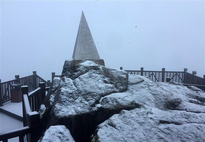 Lào Cai: Tuyết rơi dày hiếm thấy nhuộm trắng đỉnh Fansipan ảnh 1