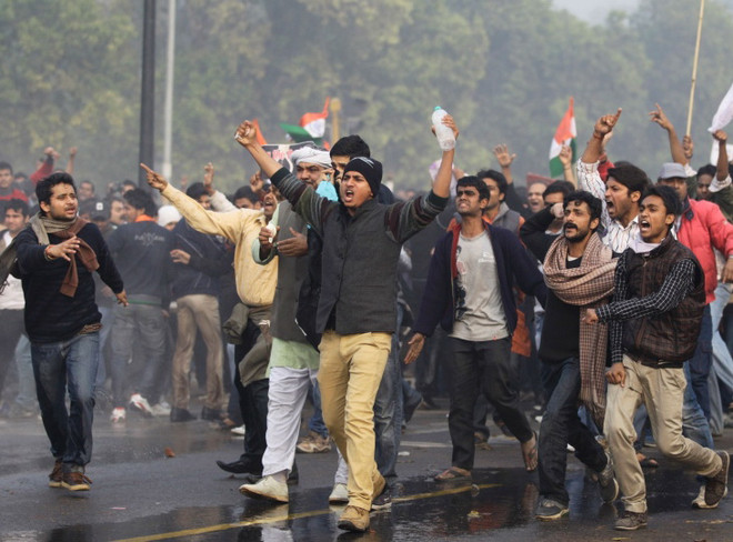 Ấn Độ: Hàng ngàn người biểu tình, đốt cả đồn cảnh sát để đòi việc làm ảnh 1