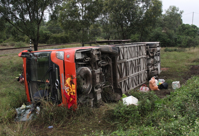 Lật xe khách chở công nhân về quê ăn Tết, 19 người đi cấp cứu ảnh 1