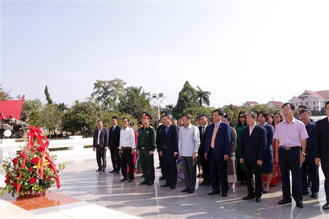 Người Việt ở Lào tưởng niệm ngày sinh chủ tịch Lào Kaysone Phomvihane ảnh 1