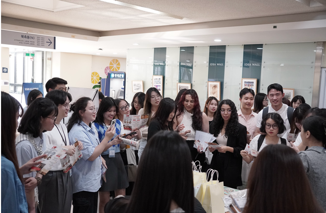 Tại phiên hội chợ hướng nghiệp, các học sinh có cơ hội tiếp xúc trực tiếp với các nhà tuyển dụng. (Ảnh: Khánh Vân/TTXVN) phien hoi cho.jpg