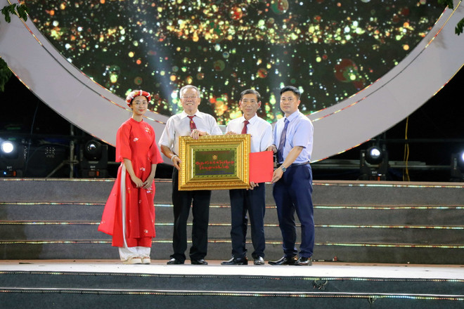 Tổ chức Kỷ lục Việt Nam - Trung ương Hội Kỷ lục gia Việt Nam trao quyết định Khu công nghiệp đầu tiên tại Việt Nam xây dựng Không gian văn hóa về Đại tướng Võ Nguyên Giáp. (Ảnh: Hoàng Ngọc/TTXVN) trao ky luc.jpg