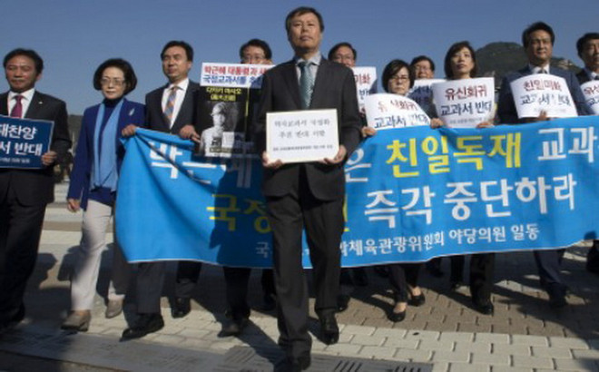 "Chính giới Hàn Quốc chia rẽ sâu sắc do tranh cãi sách giáo khoa" ảnh 1