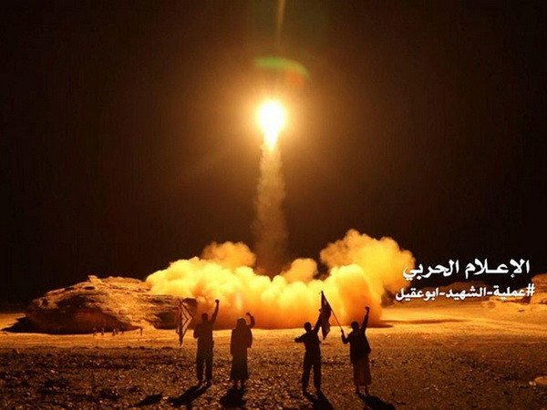 Vụ phóng tên lửa đạn đạo do phiến quân Houthi ở Yemen tiến hành nhằm vào Saudi Arabia ngày 25/3. (Nguồn: Reuters/TTXVN) Saudi Arabia đánh chặn tên lửa của phiến quân Houthi bắn từ Yemen ảnh 1