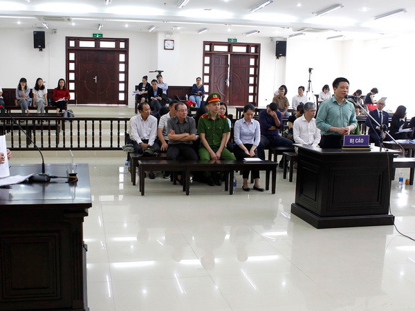 Bị cáo Hà Văn Thắm, nguyên Chủ tịch HĐQT OceanBank trả lời các câu hỏi của Hội đồng xét xử. (Ảnh: Văn Điệp/TTXVN) Bị cáo Hà Văn Thắm giải trình về nội dung kháng cáo ảnh 1
