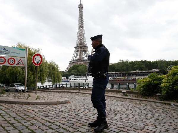 Pháp mở cuộc điều tra vụ đối tượng cầm dao xông vào tháp Eiffel ảnh 1