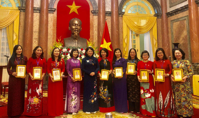 Phó giáo sư, tiến sỹ Ngô Minh Thủy (ngoài cùng bên trái) tại sự kiện Phó Chủ tịch nước Đặng Thị Ngọc Thịnh gặp mặt cán bộ quản lý, nhà khoa học nữ ngành giáo dục năm 2019. (Nguồn: Vietnam+) PGS-TS Ngô Minh Thủy: Người nối nhịp cầu văn hóa, giáo dục Việt-Nhật ảnh 2