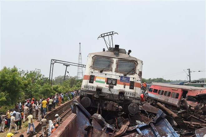 Sai sót đèn tín hiệu có thể là nguyên nhân thảm họa đường sắt Ấn Độ ảnh 1