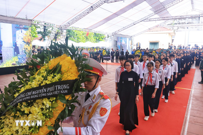Khối giáo dục huyện Đông Anh vào viếng Tổng Bí Thư Nguyễn Phú Trọng. (Ảnh: TTXVN) ttxvn_dong anh le vieng 3.jpeg