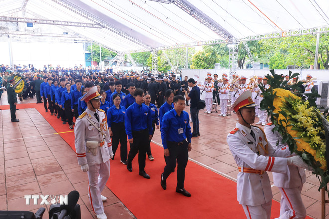 Đoàn Thanh niên xã Đông Hội vào viếng Tổng Bí Thư Nguyễn Phú Trọng. (Ảnh: TTXVN) ttxvn_dong anh le vieng (1).jpeg