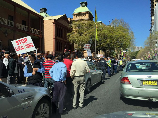 Hàng trăm lái xe taxi ở Australia phản đối dịch vụ taxi UberX ảnh 1