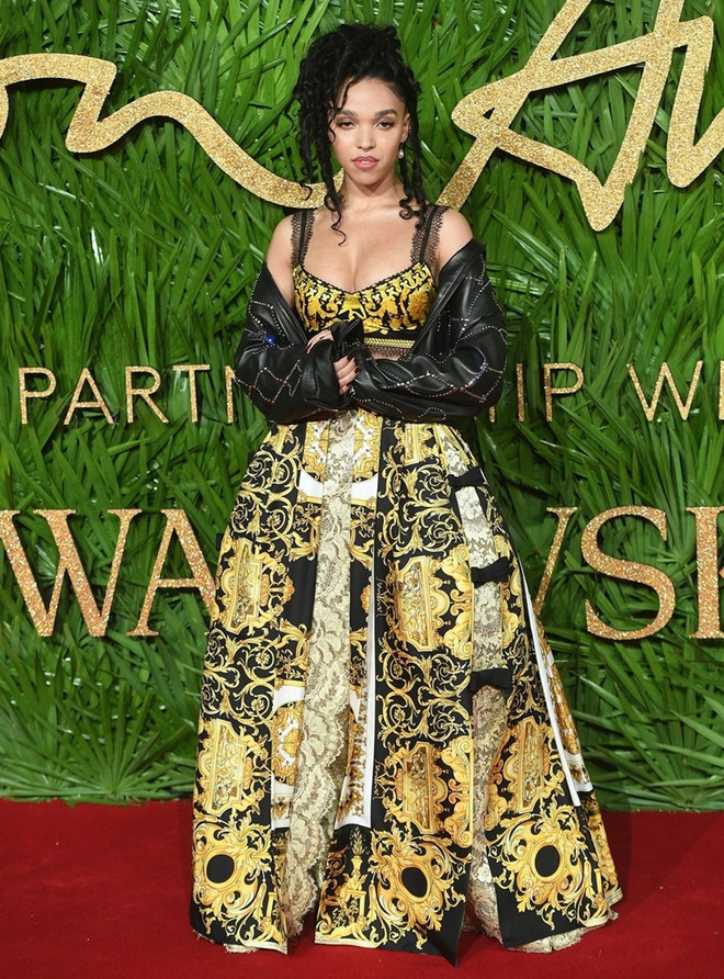 Thảm đỏ TFA 2017: Selena Gomez, Kaia Gerber yêu kiều với đầm nhún bèo ảnh 13