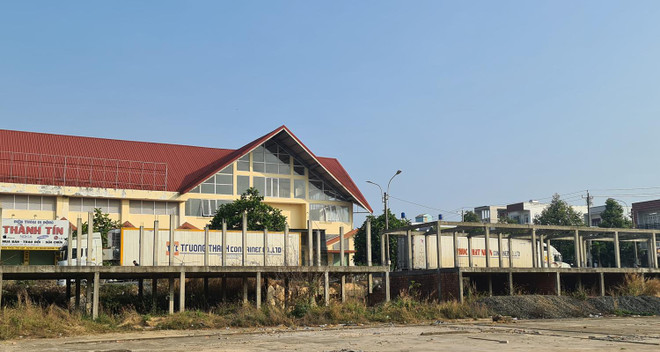 Dãy kiốt xây dựng sai phép làm mất mỹ quan chợ Bảo Lộc nhiều năm qua chưa được tháo dỡ. (Nguồn: thanhnien.vn) Yêu cầu khẩn trương tháo dỡ công trình vi phạm tại chợ Bảo Lộc ảnh 1