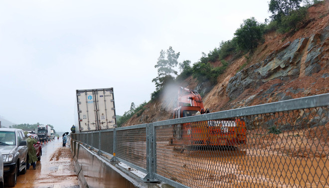 Mưa lũ gây thiệt hại, chia cắt giao thông ở nhiều địa phương ảnh 2