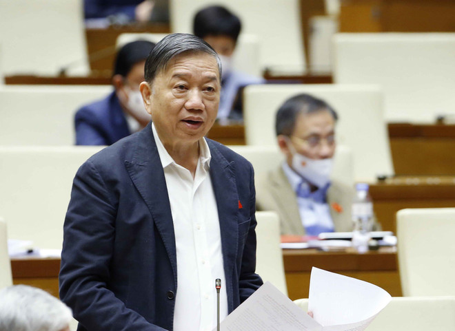 Bộ trưởng Bộ Công an Tô Lâm giải trình, làm rõ một số vấn đề đại biểu Quốc hội nêu. (Ảnh: Doãn Tấn/TTXVN) Cần có hành lang pháp lý để minh bạch hoạt động từ thiện, nhân đạo ảnh 2