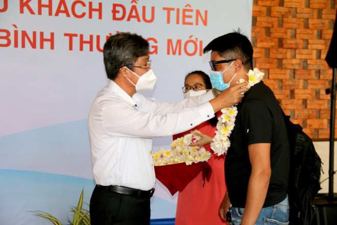 Tặng hoa những du khách đầu tiên đến Bình Thuận trong giai đoạn bình thường mới tại Pandanus Resort (thành phố Phan Thiết). (Ảnh: Nguyễn Thanh/TTXVN) Bình Thuận đón những du khách đầu tiên trong giai đoạn bình thường mới ảnh 1