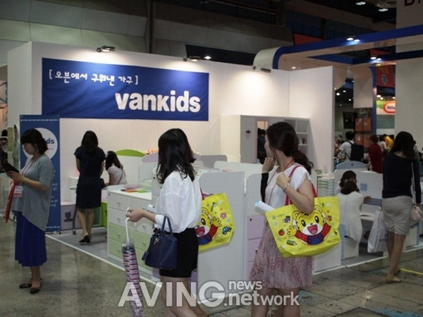 Trưng bày nội thất VanKids tiêu chuẩn châu Âu tại hội chợ Educare ảnh 1