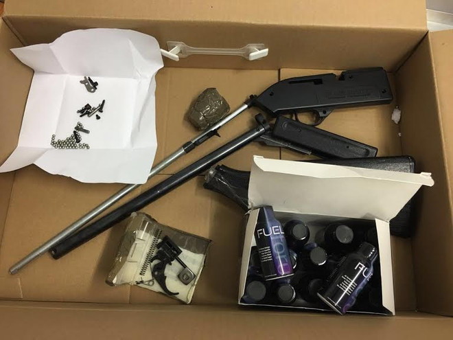 Phát hiện súng, đạn trong lô quần áo nhập khẩu tại Tân Sơn Nhất ảnh 1