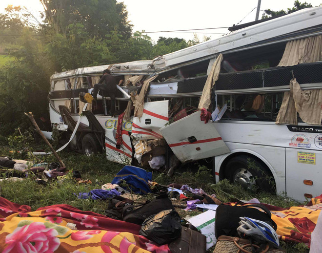 Hai xe khách đâm trực diện khiến 16 người chết và bị thương ảnh 1