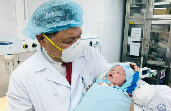 Những em bé chào đời vào thời khắc chuyển giao năm cũ sang năm 2022 ảnh 1