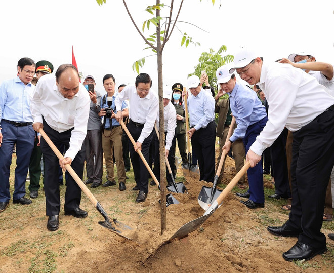 Thủ tướng Nguyễn Xuân Phúc, Bí thư Thành ủy Hà Nội Vương Đình Huệ, Trưởng ban Nội chính Trung ương Phan Đình Trạc, Bộ trưởng Trần Hồng Hà,... cùng trông cây xanh tại khu di tích lịch sử Truông Bồn. (Ảnh: Thống Nhất/TTXVN) Bộ trưởng Trần Hồng Hà: Hãy trồng cây như món quà cho con cháu mai sau ảnh 1
