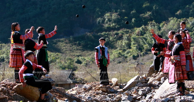 [Video] Trò chơi ném pao đặc biệt của dân tộc Mông ở Tây Bắc ảnh 1