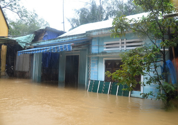 Nhiều xã tại Đà Nẵng vẫn bị chia cắt, nước ngập sâu sau bão ảnh 2