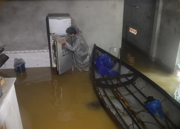 Nhiều xã tại Đà Nẵng vẫn bị chia cắt, nước ngập sâu sau bão ảnh 3