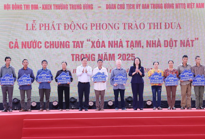 Quyền Chủ tịch nước Võ Thị Ánh Xuân và Bí thư Tỉnh uỷ Hoà Bình Nguyễn Phi Long trao biểu trưng hỗ trợ xây nhà đại đoàn kết cho các hộ gia đình tại huyện Đà Bắc, tỉnh Hoà Bình. (Ảnh: Dương Giang/TTXVN) quyen chu tich nuoc.jpg