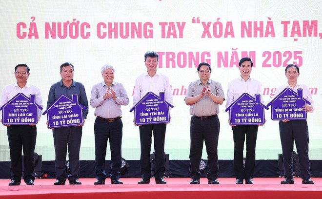 Thủ tướng Phạm Minh Chính và Chủ tịch Ủy ban Trung ương MTTQ Việt Nam Đỗ Văn Chiến trao biểu trưng phân bổ hỗ trợ kinh phí xoá nhà tạm, nhà dột nát cho các tỉnh. (Ảnh: Dương Giang/TTXVN) thu tuong phat dong xoa nha tam4.jpg