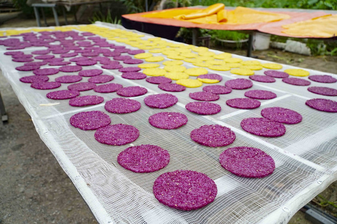 Những chiếc bánh khẩu chí chọp nhiều màu sắc được phơi đến khi giòn. (Ảnh: Xuân Tư/TTXVN) banh khau xen.jpg