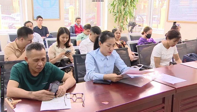 Tại quận Nam Từ Liêm (Hà Nội), người dân chủ yếu đến làm thủ tục giao dịch đảm bảo, xóa thế chấp; không tăng đột biến về nhượng nhà đất. (Ảnh: TTXVN phát) dang ky thu tuc dat dai2.jpg