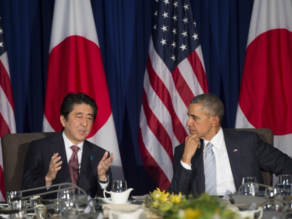 Tổng thống Mỹ Barack Obama (phải) và Thủ tướng Nhật Bản Shinzo Abe trong cuộc gặp bên lề Hội nghị cấp cao APEC ở Manila, Philippines ngày 19/11/2015. (Nguồn: AFP/TTXVN) Tổng thống Barack Obama khẳng định thỏa thuận TPP sẽ không kết thúc ảnh 1