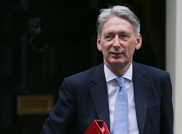 Sinh viên nợ nần, Anh kêu gọi nhiều trường đại học giảm phí ảnh 1