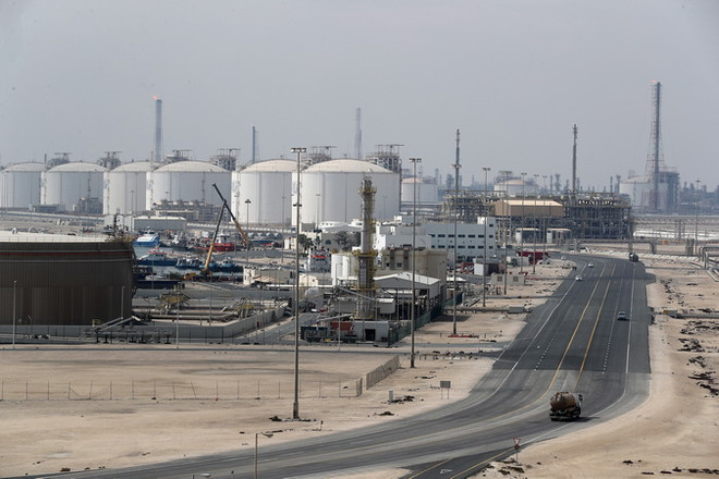 Toàn cảnh khu công nghiệp khai thác dầu và khí hóa lỏng Ras Laffan ở cách Doha (Qatar) khoảng 80km về phía bắc. (Nguồn: AFP/TTXVN) Căng thẳng ngoại giao vùng Vịnh khiến nhiều nước tổn thất kinh tế ảnh 1