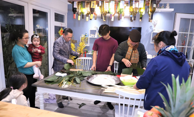 Xuân Quý Mão: Gia đình kiều bào Anh gìn giữ phong tục Tết cổ truyền ảnh 1