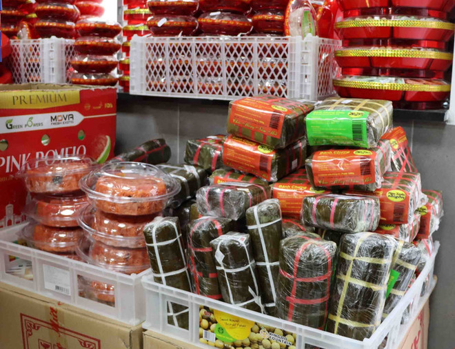 Nhiều mặt hàng Tết truyền thống được bán tại cửa hàng của người Việt. (Ảnh: Thành Long/TTXVN) Người Việt tại Bỉ rộn ràng sắm Tết Nguyên đán Quý Mão 2023 ảnh 2
