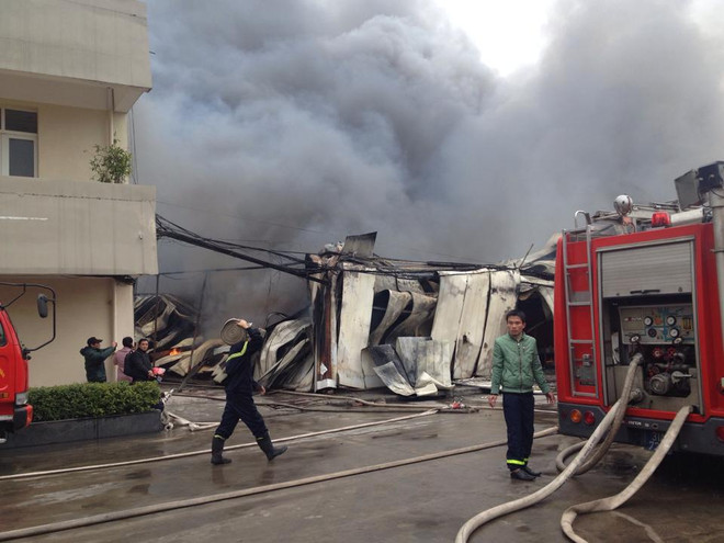 Xảy ra vụ cháy lớn tại Công ty cổ phần len Hà Đông ảnh 1