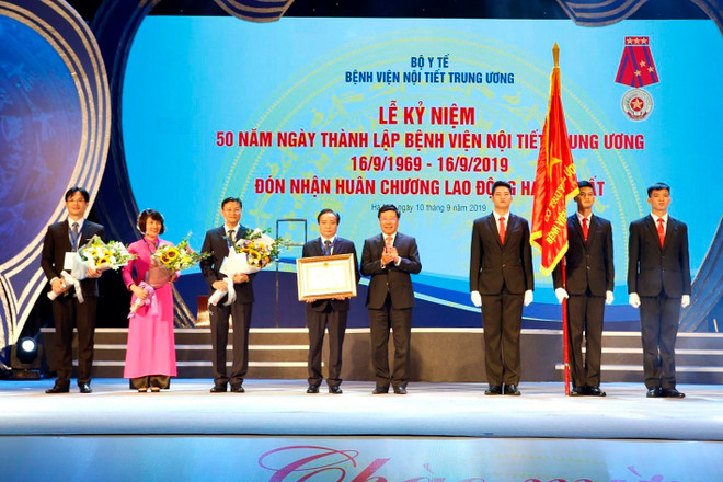 Phó Thủ tướng, Bộ trưởng Bộ Ngoại giao Phạm Bình Minh trao Huân chương Lao động hạng Nhất của Chủ tịch nước tặng Bệnh viện Nội tiết Trung ương. (Ảnh: Dương Ngọc/TTXVN) Bệnh viện Nội tiết Trung ương đón nhận Huân chương Lao động hạng Nhất ảnh 2