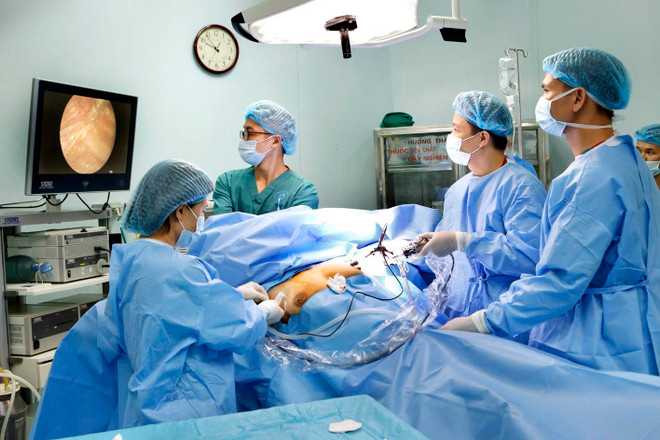 Bệnh viện Nội tiết Trung ương triển khai kỹ thuật cao phẫu thuật nội soi đốt hạch giao cảm điều trị chứng tăng tiết mồ hôi tay bằng dụng cụ nội soi siêu nhỏ. (Ảnh: Dương Ngọc/TTXVN) Bệnh viện Nội tiết Trung ương đón nhận Huân chương Lao động hạng Nhất ảnh 3